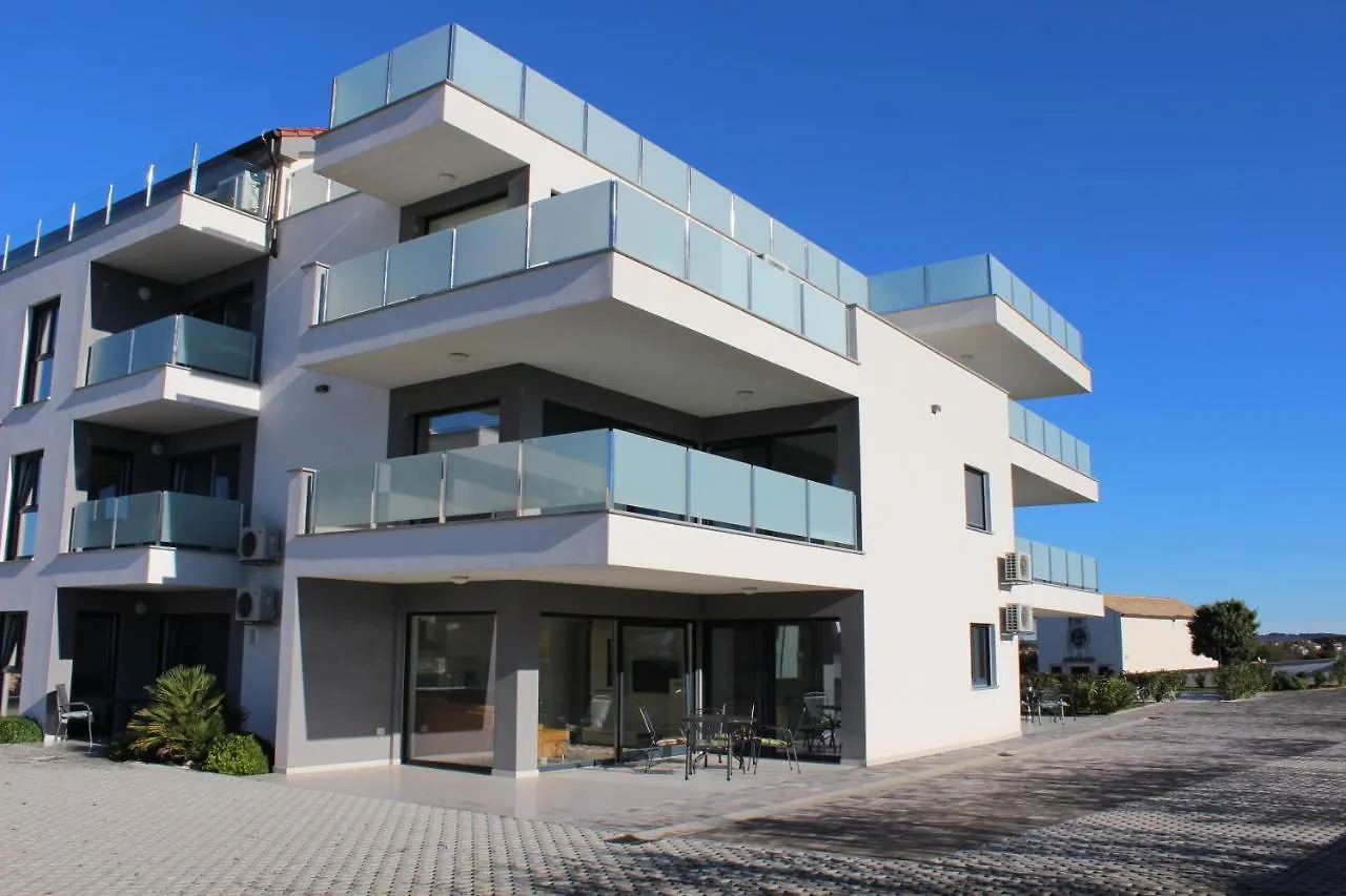 Apartmani Uwe 班约勒 公寓式酒店